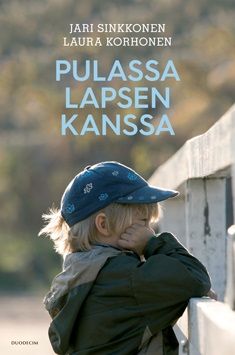 Kirjailijan Jari Sinkkonen käytetty kirja Pulassa lapsen kanssa