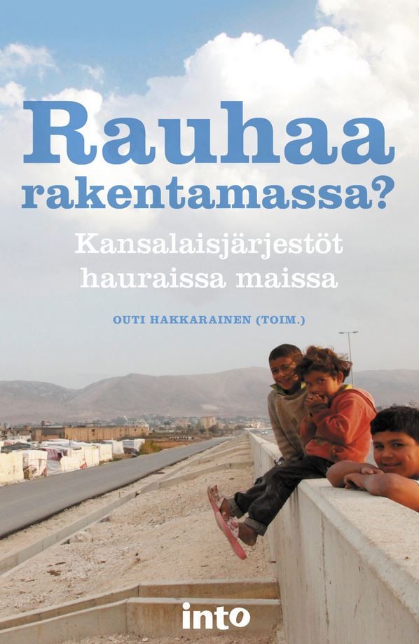 Kirjailijan Outi Hakkarainen käytetty kirja Rauhaa rakentamassa : kansalaisjärjestöt hauraissa maissa (UUDENVEROINEN)