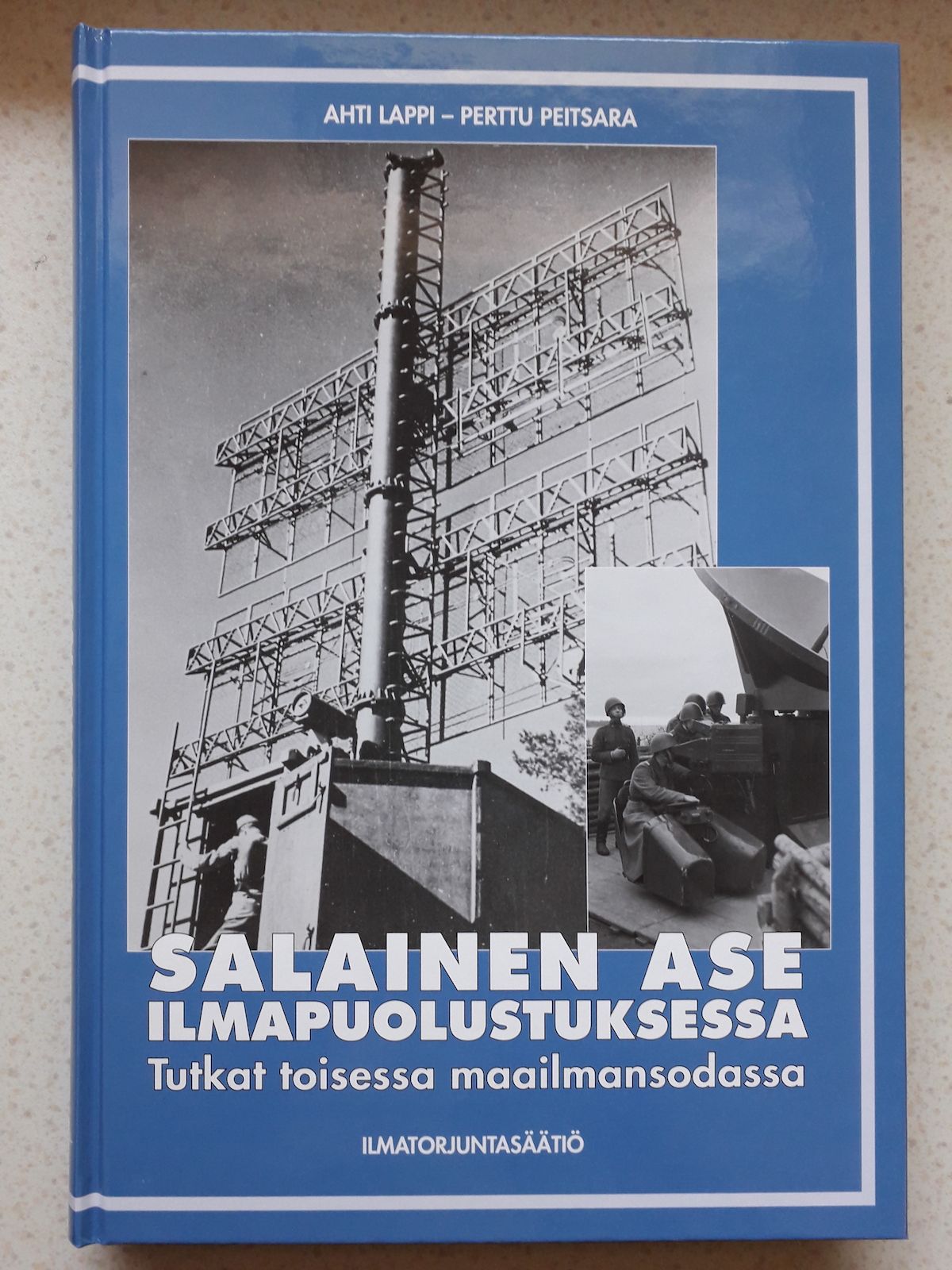 Kirjailijan Ahti Lappi käytetty kirja Salainen ase ilmapuolustuksessa : tutkat toisessa maailmansodassa