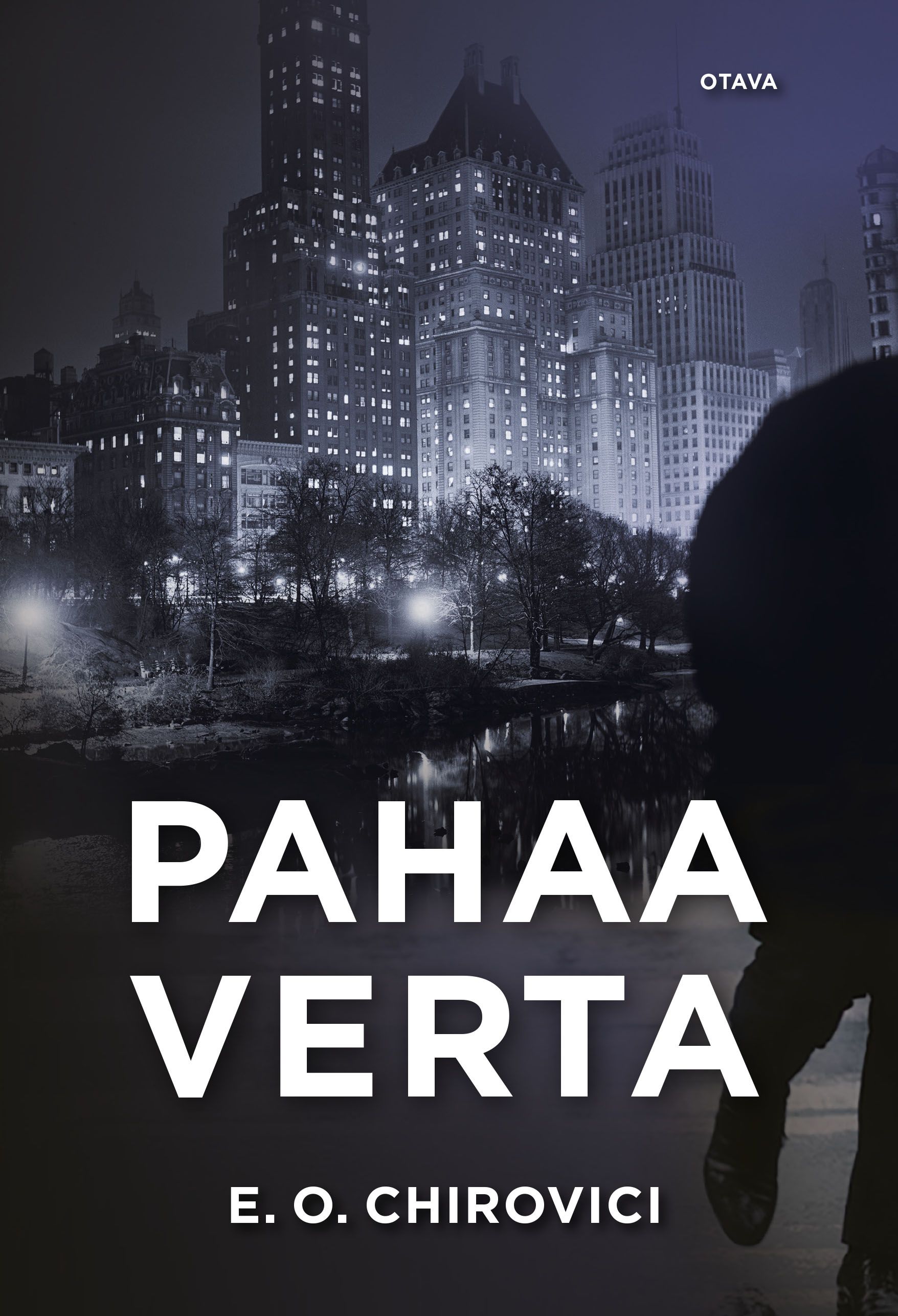 Kirjailijan E. O. Chirovici käytetty kirja Pahaa verta