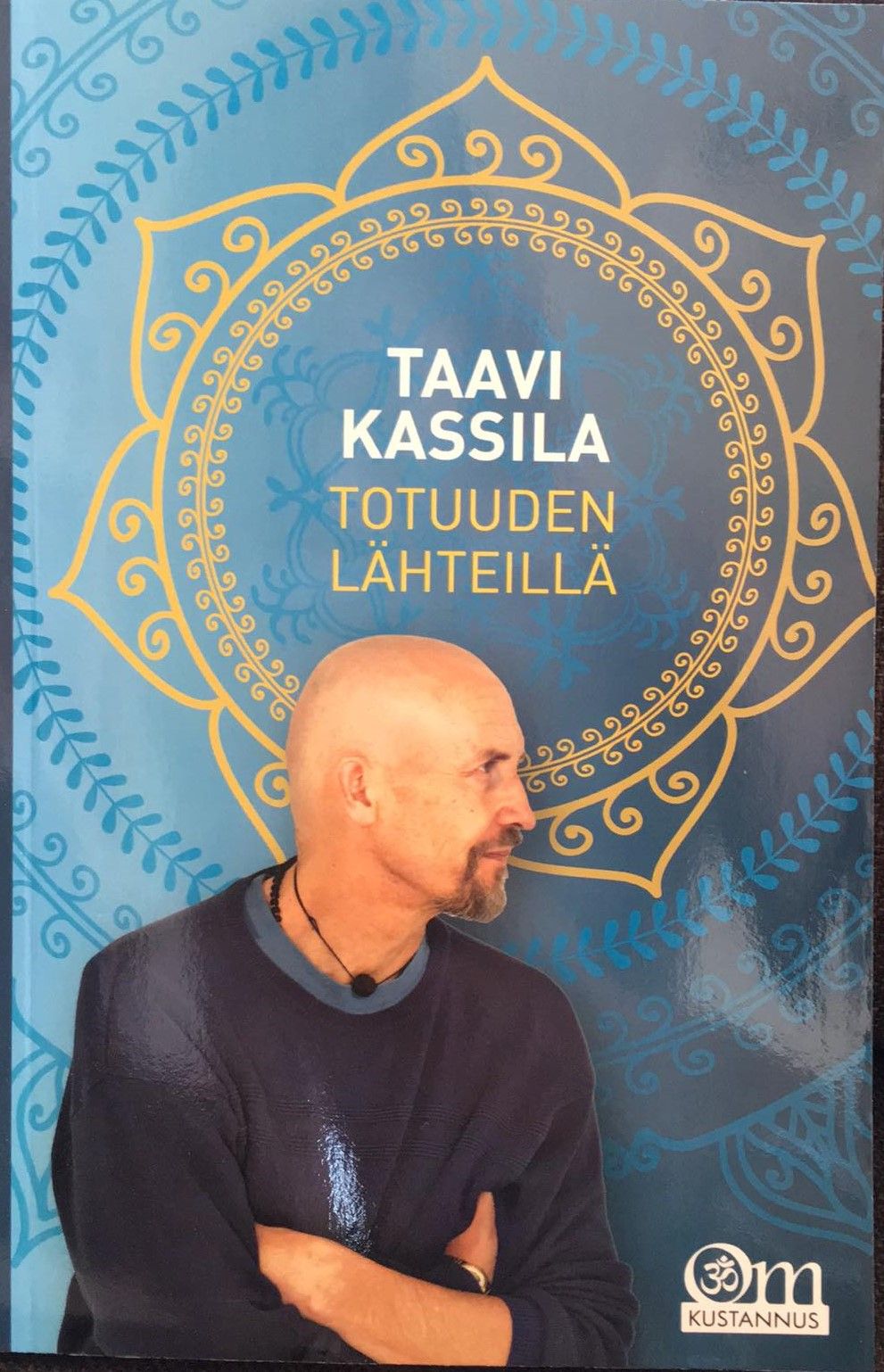 Kirjailijan Taavi Kassila käytetty kirja Totuuden lähteillä