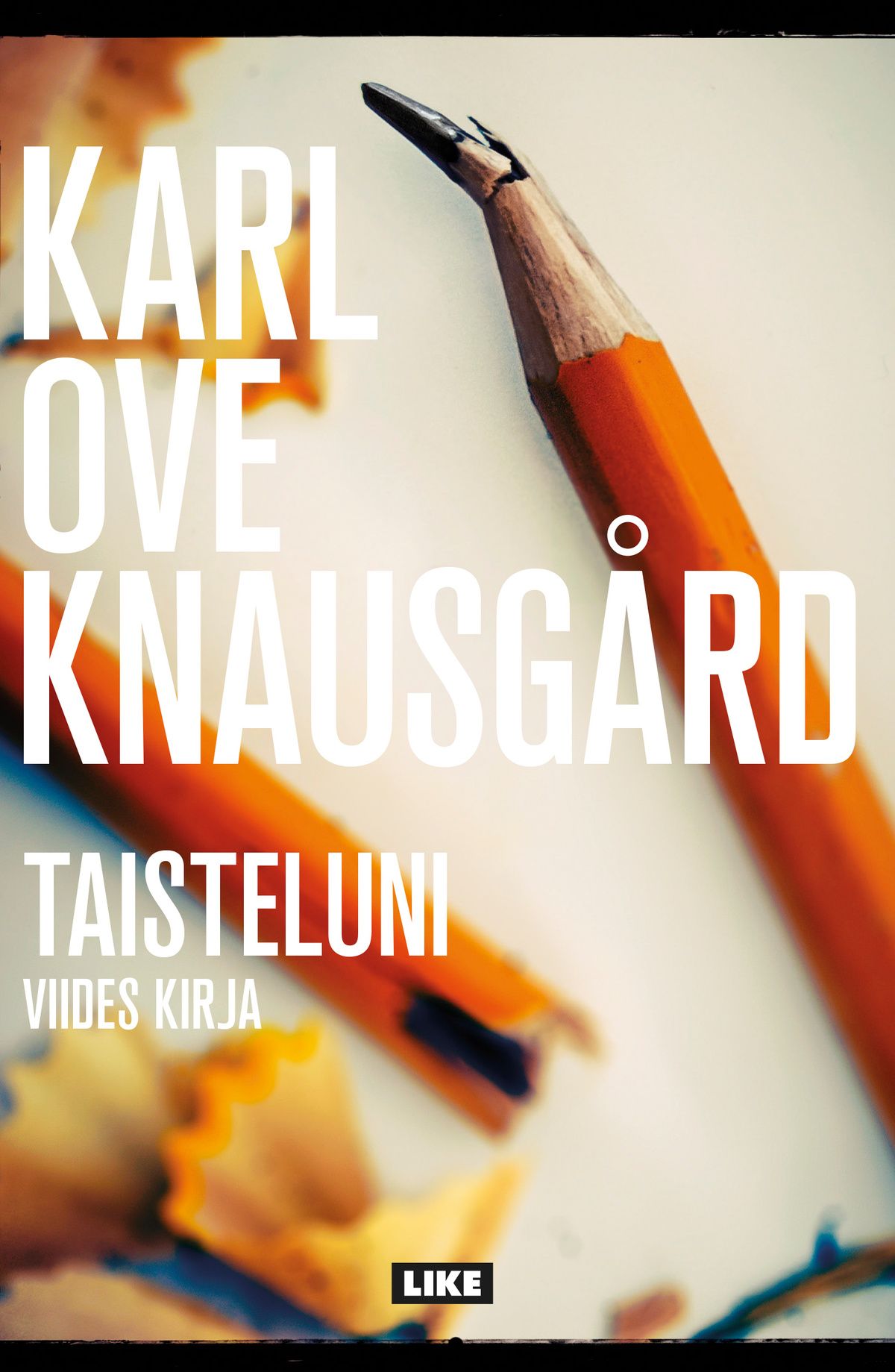Kirjailijan Karl Ove Knausgård käytetty kirja Taisteluni : Viides kirja