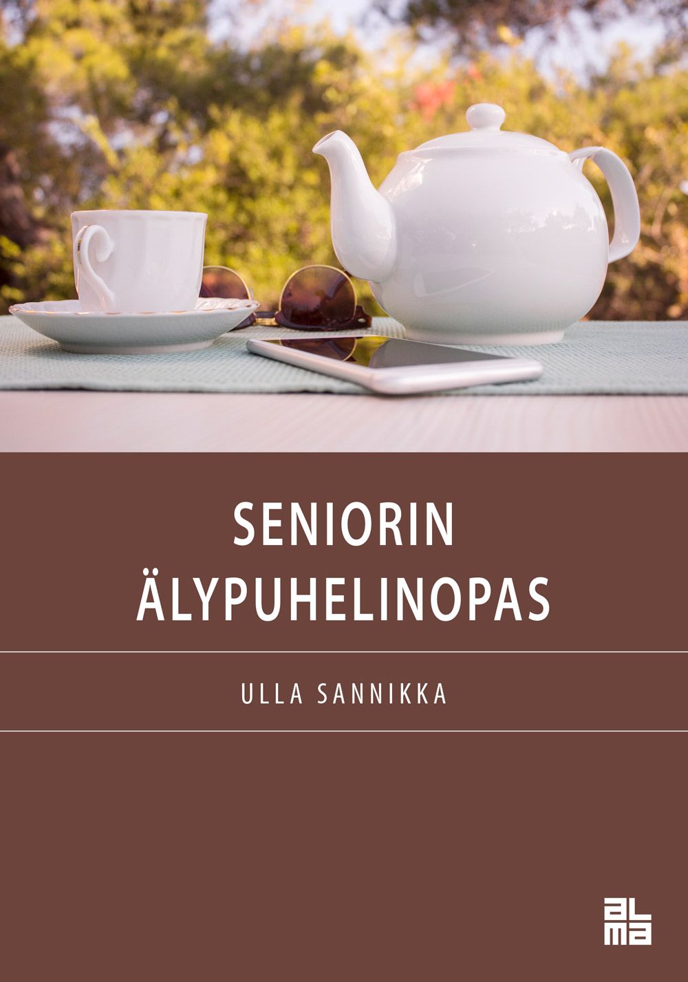 Kirjailijan Ulla Sannikka käytetty kirja Seniorin älypuhelinopas