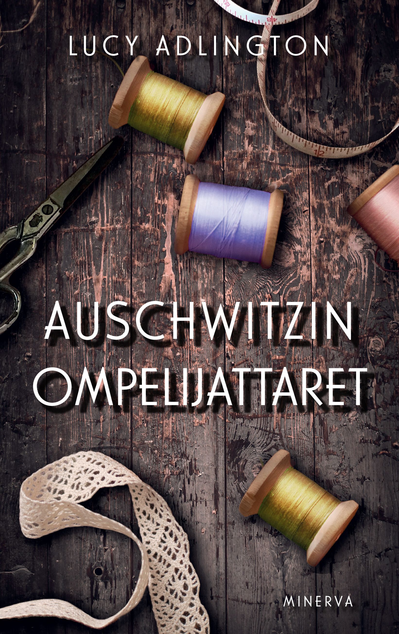 Kirjailijan Lucy Adlington käytetty kirja Auschwitzin ompelijattaret : tositarina naisista, jotka ompelivat säilyäkseen hengissä